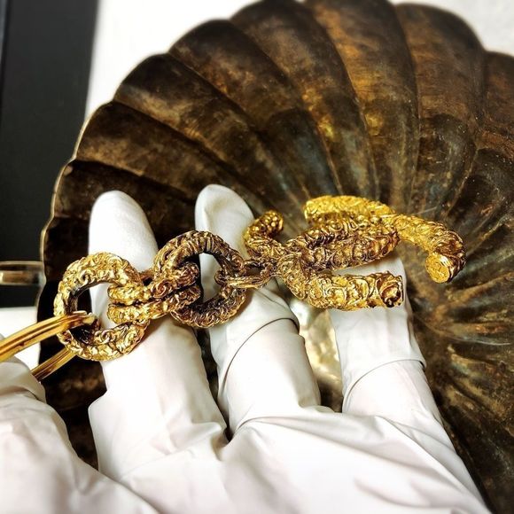 Chanel Florentine lava textured CC logo keychain - Picture 4 of 13